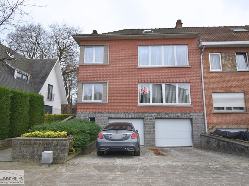 In een rustige en aangename woonomgeving van Dilbeek, langs de André Waucquezlaan, bevindt zich dit ruime en verzorgde, volledig gemeubelde appartemen