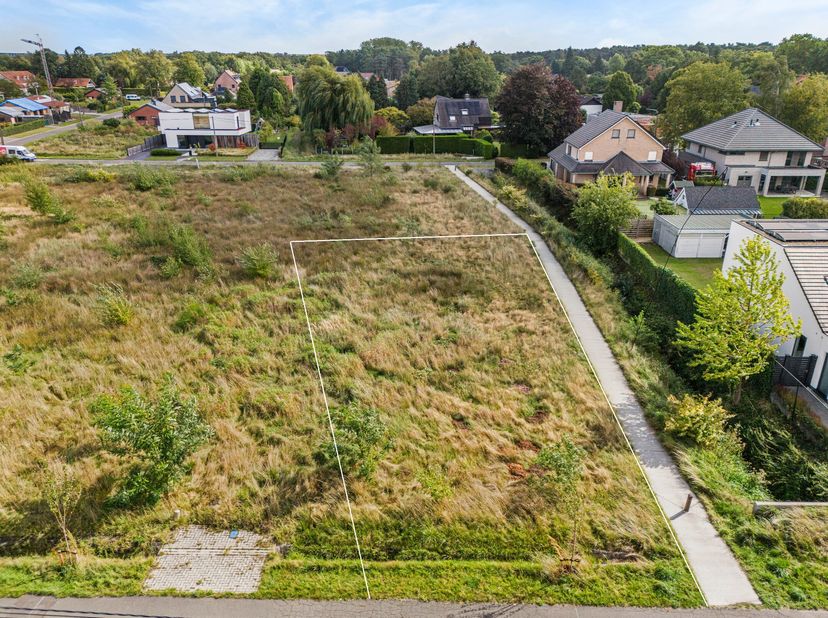 Bouwgrond in een rustige en bosrijke omgeving met een oppervlakte van 760 m².<br />
Geschikt voor het oprichten van een open bebouwing voor ééngezinwo