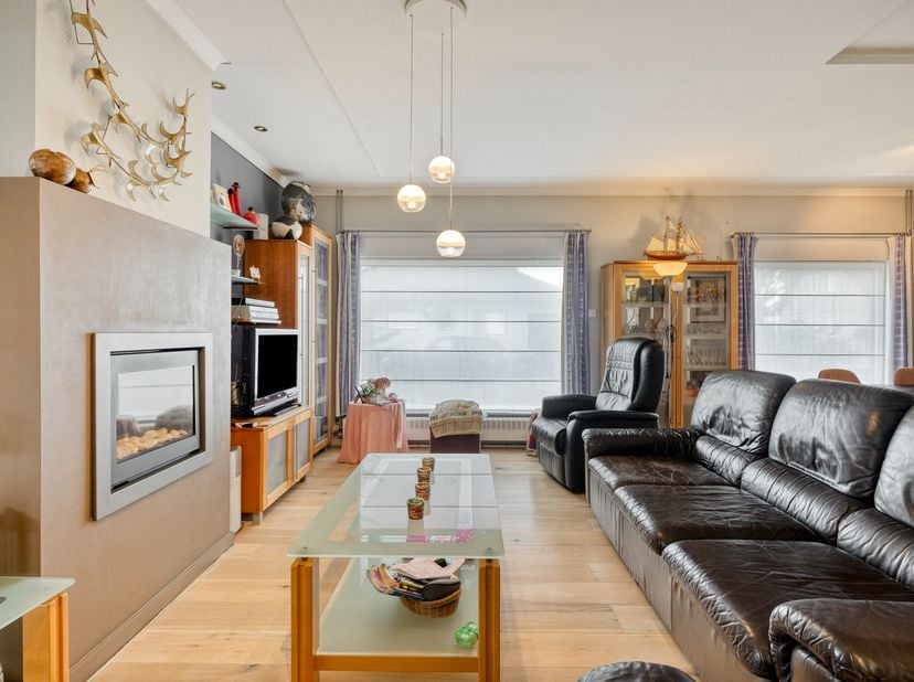 Deze residentieel gelegen VILLA met 3 SLAAPKAMERS en GARAGE is&amp;nbsp;ingeplant op een perceel van 572m2. Deze tijdloze laagbouwvilla, omringd door een