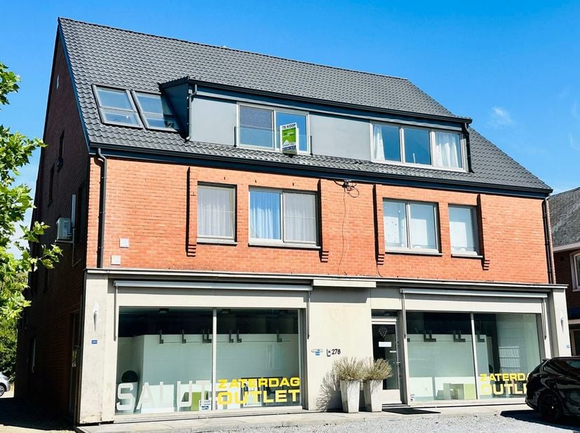 Ruim praktisch duplex appartement te Lanaken. <br />
<br />
Dit pand heeft een bewoonbare oppervlakte van +/- 100m² en bestaat o.a. drie slaapkamers,