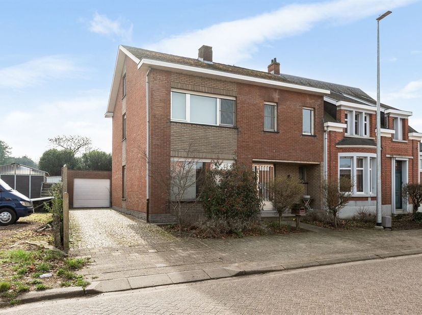 Située dans une rue calme de Bouwel, cette maison à moderniser se trouve à Langenheuvel 82. Son emplacement combine la vie rurale avec un accès facile