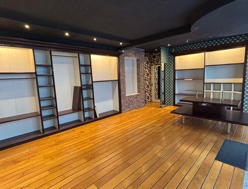                                         Bien commercial à louer à Asse, € 900
