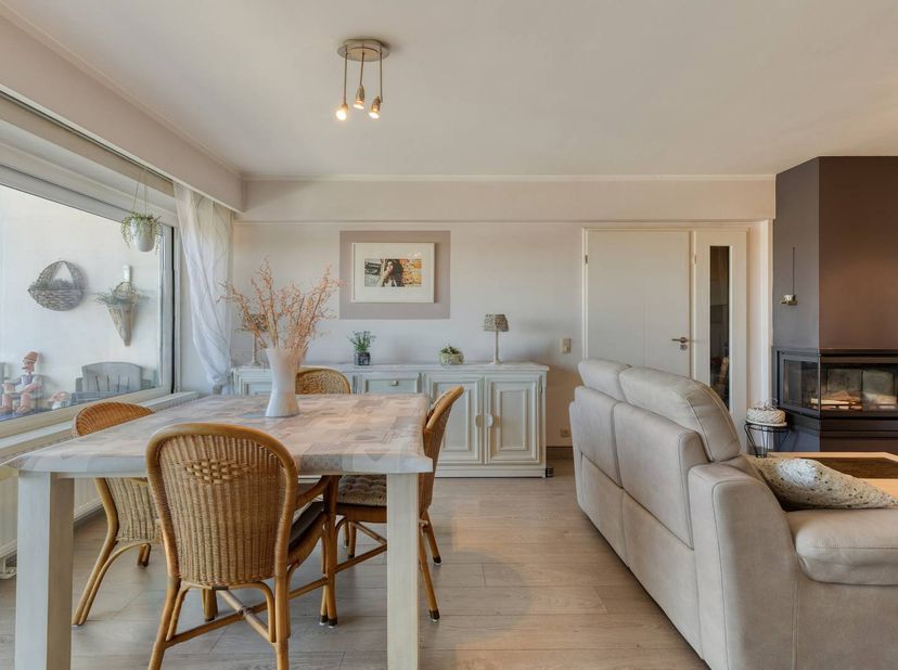 Disposition :<br />
<br />
Étage 7 :<br />
- hall d'entrée <br />
- salon et salle à manger<br />
- terrasse (m²)<br />
- cuisine équipée<br />
- rang