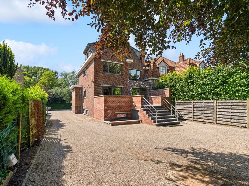 Bent u op zoek naar de perfecte synergie tussen luxueus, modern wonen en absolute ruimte? Zoek niet verder. Dit exclusieve eigendom in Sint-Amandsberg