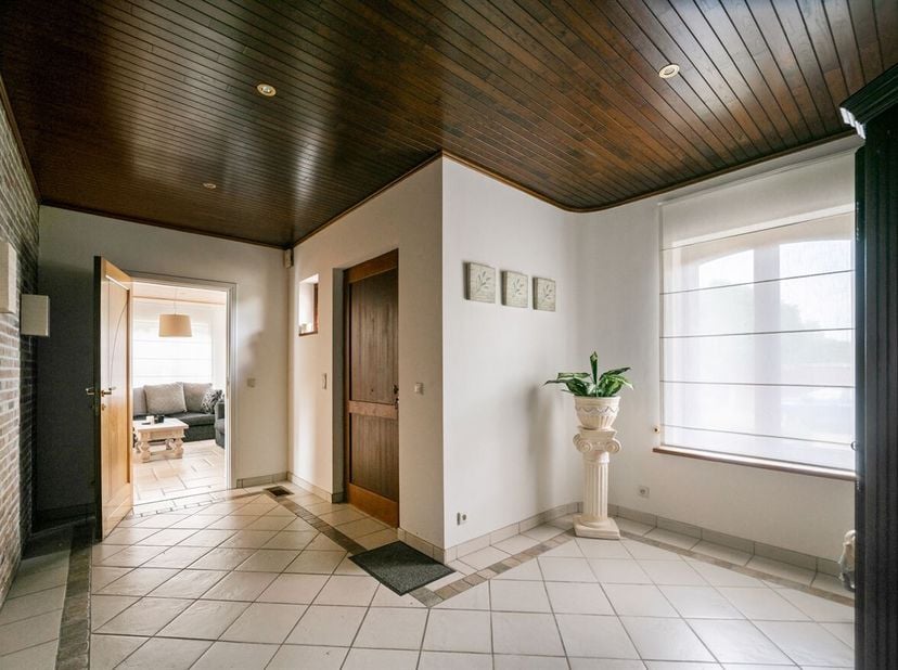 Vous recherchez de l'espace, du calme et de la verdure ? Cette spacieuse maison située au 8 Kerkeveld à Pulle bénéficie d'un emplacement extrêmement c