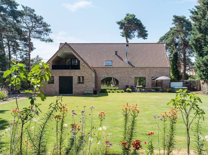 Ruime, toekomstgerichte villa met unieke mogelijkheid tot kangoeroewonen, in Lichtaart<br />
<br />
Gesitueerd op een riant perceel van 22a 76ca tusse