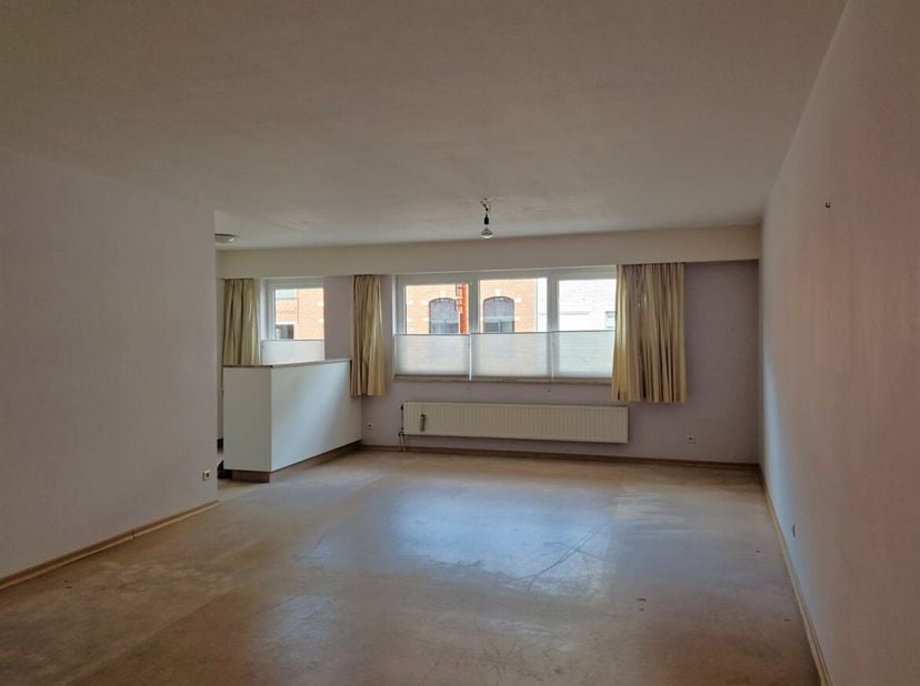 Gelijkvloers appartement  met 2 slaapkamers, kelderberging en autostaanplaats<br />
Ligging:<br />
Dit ruim appartement is gelegen in het centrum van