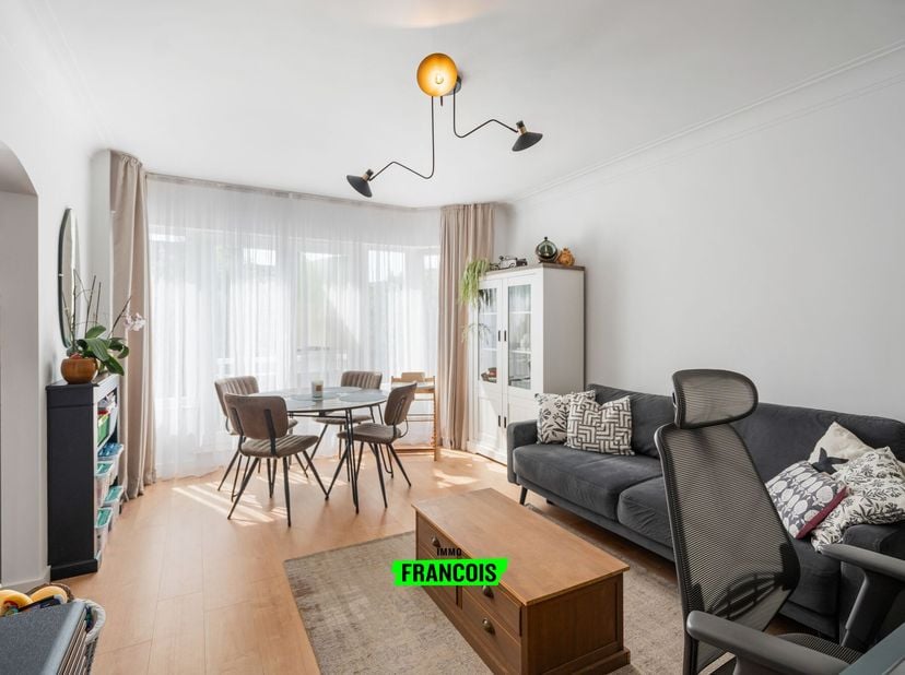Cet appartement magnifiquement rénové se situe au deuxième étage dune petite résidence et offre une combinaison parfaite de confort, de qualité et dun