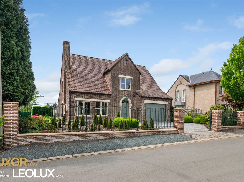 Dans le quartier le plus résidentiel de Liedekerke, vous trouverez cette belle villa :<br />
<br />
On entre dans la propriété par le hall d'entrée