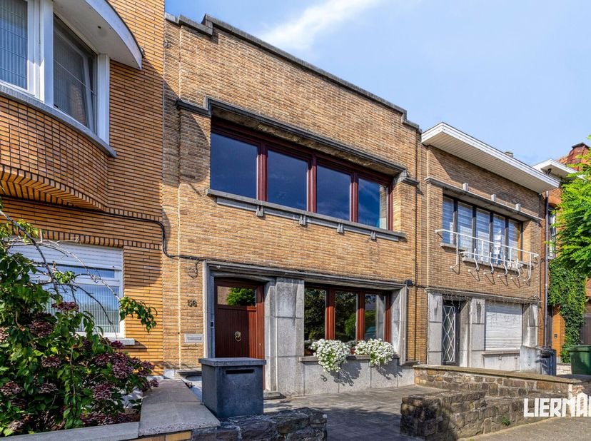 Deze verzorgde en instapklare stadswoning is gunstig gelegen nabij het centrum van Aalst. De woning beschikt over aangename woonvertrekken, waaronder