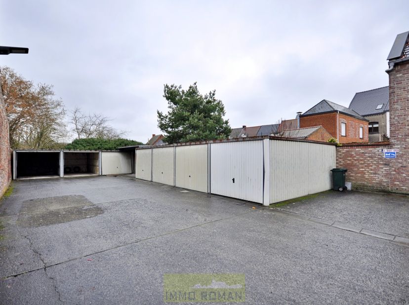 In het centrum van Brakel bieden wij deze interessante opbrengsteigendom aan, bestaande uit 8 verhuurde garageboxen (totale huuropbrengst 600€/mnd). D