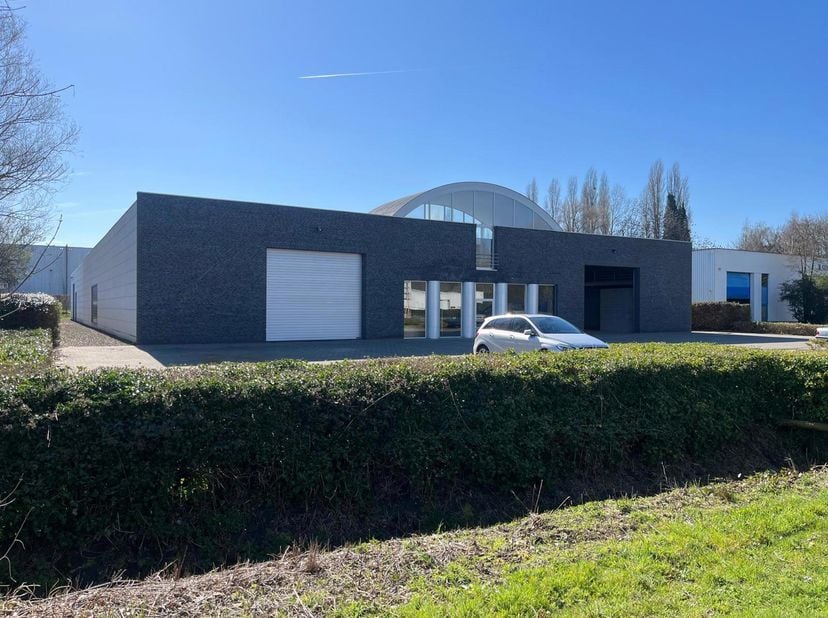 Type: Multifunctioneel bedrijfsgebouw<br />
Ligging: Boom, industriezone Krekelenberg<br />
Bereikbaarheid: Gunstig gelegen nabij de A12<br />
Perceel