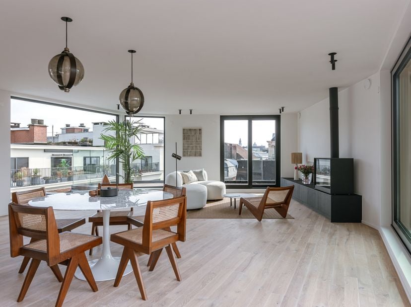 In het historische centrum van Gent bevindt zich dit uitzonderlijke duplex-penthouse op een absolute toplocatie, op wandelafstand van de Korenmarkt, h
