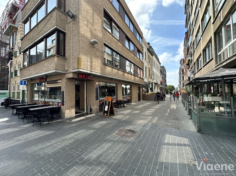 Commercieel uitstekend gelegen restaurant - snackbar 'Grilz Grillhouse' in een opvallend en uitstekend zichtbaar hoekpand op het kruispunt van de Chri
