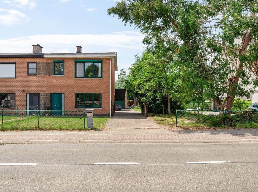 De woning bevindt zich in een aangename, residentiële omgeving met een vlotte verbinding naar het centrum van Sinaai, waar u winkels, scholen, openbaa