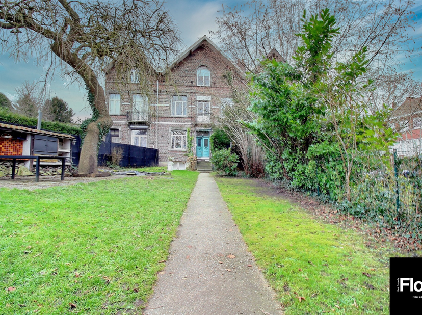 Opportunité unique présentée par le bureau FLOW Real Property. Faire offre à partir de 500.000€.<br />
Cette maison unifamiliale de ± 360 m² offre un