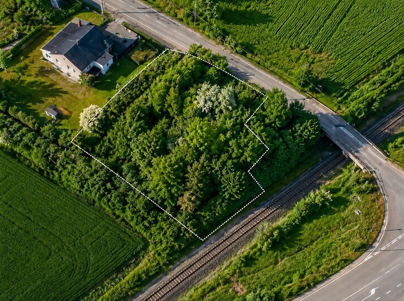 À découvrir à Frasnes, beau terrain à bâtir d’une superficie de 761 m², idéalement situé à proximité du centre et bénéficiant d’un accès rapide à l’E4