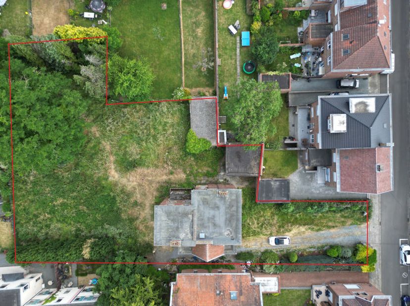 Propriété avec grand jardin au centre ville, en recul de la rue, au fond d'une allée, sur 18 ares 95 ca avec maison de Maître en GROS OEUVRE OUVERT of