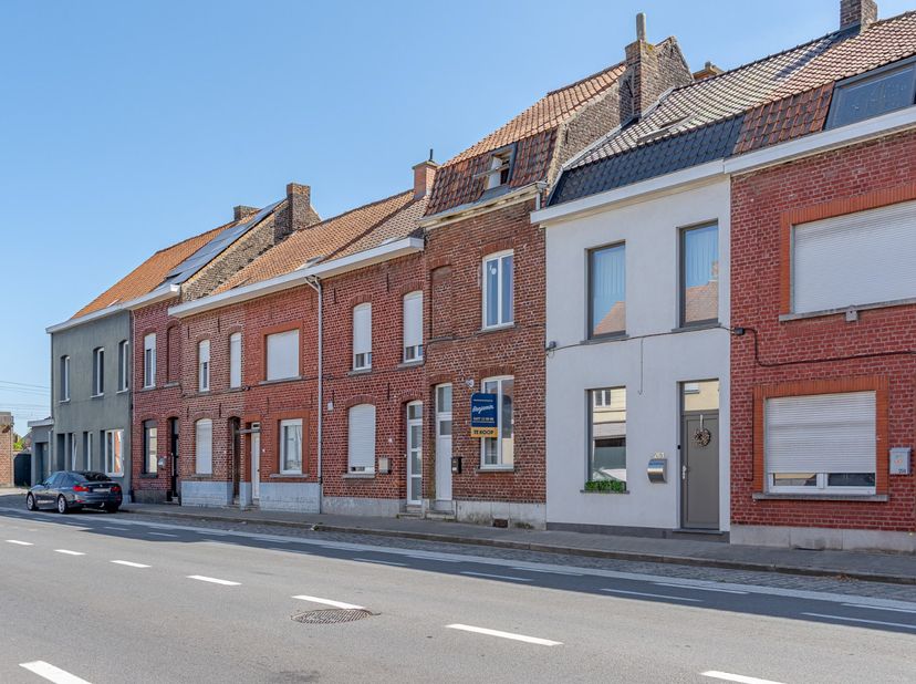 - Ideale ligging met vlotte verbinding: Bruggestraat 263, Menen<br />
- Lichtrijke leefruimte en aansluitende keuken<br />
- Zonnige tuin met terras<b