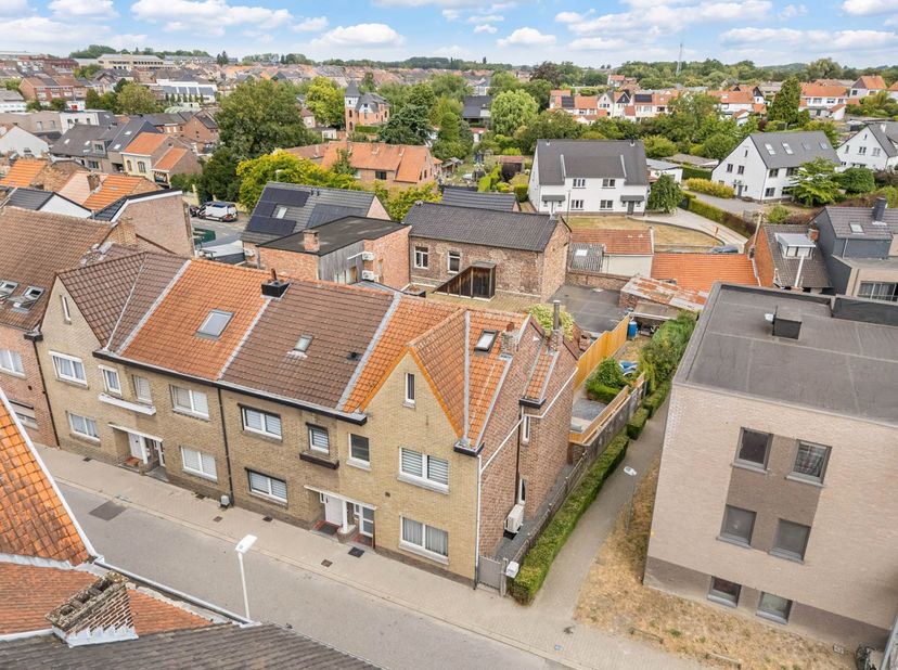 Bent u op zoek naar een charmante, zeer verzorgde woning met een gezellige tuin en een gunstige energiescore? Dan is deze halfopen bebouwing aan de Pa