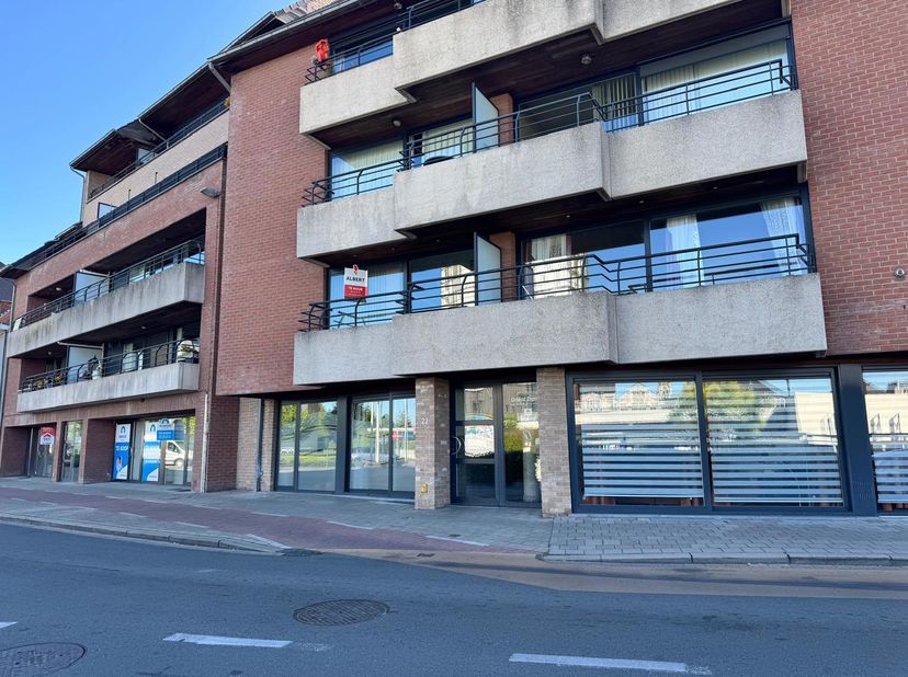 Dit appartement is gelegen aan het station van Roeselare. <br />
De indeling is als volgt: <br />
- inkomhall<br />
- living met open keuken<br />
- b