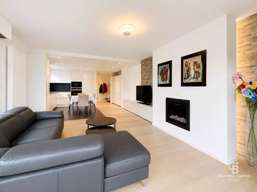 In een van de meest gegeerde wijken van KnokkeLe Zoute belichaamt dit lichtrijke tuinappartement van ± 100 m² de hedendaagse kustelegantie.<br />
Een
