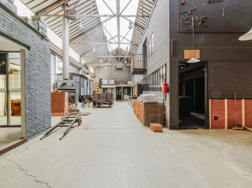 Ligging<br />
Gelegen op een absolute toplocatie tussen Gent en Ledeberg geniet dit commerciële pand van een uitstekende zichtbaarheid en een vlotte b
