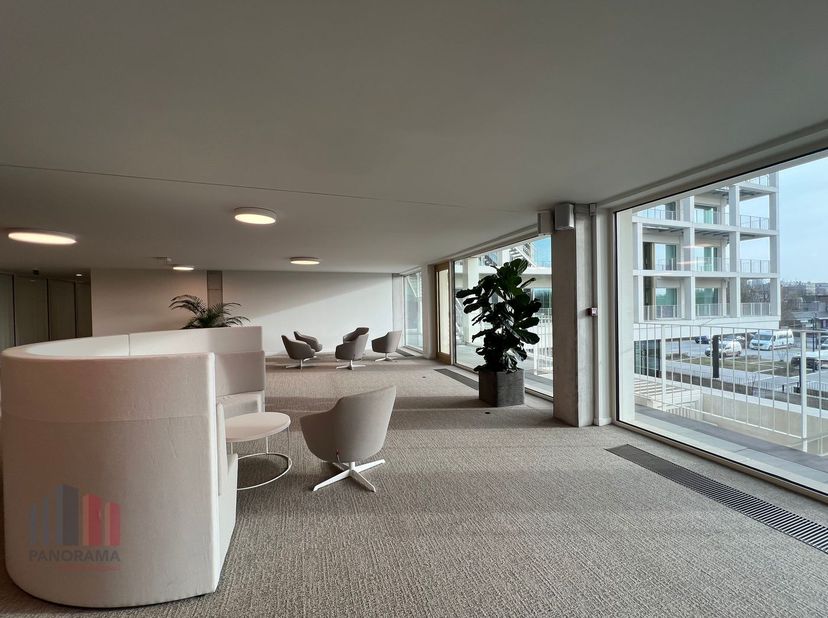 Uitzonderlijk gelegen kantoor van 928 m² te huur op amper 500 m van de R4 met prachtig zicht op de Gentse Watersportbaan. Tevens vlotte bereikbaarheid