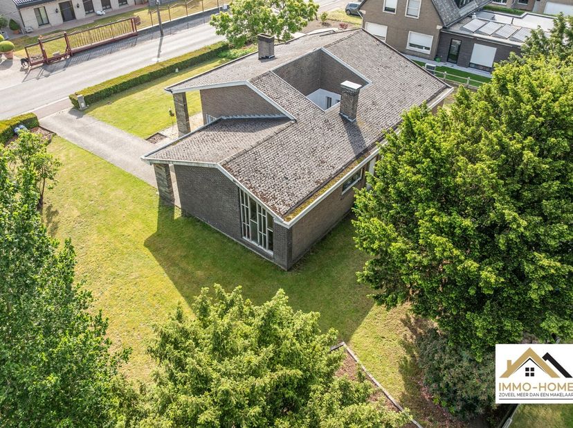 Deze op te frissen ruime woning, momenteel verhuurd, is gelegen vlakbij het levendige centrum van Lochristi, met alle voorzieningen dichtbij. Via de i