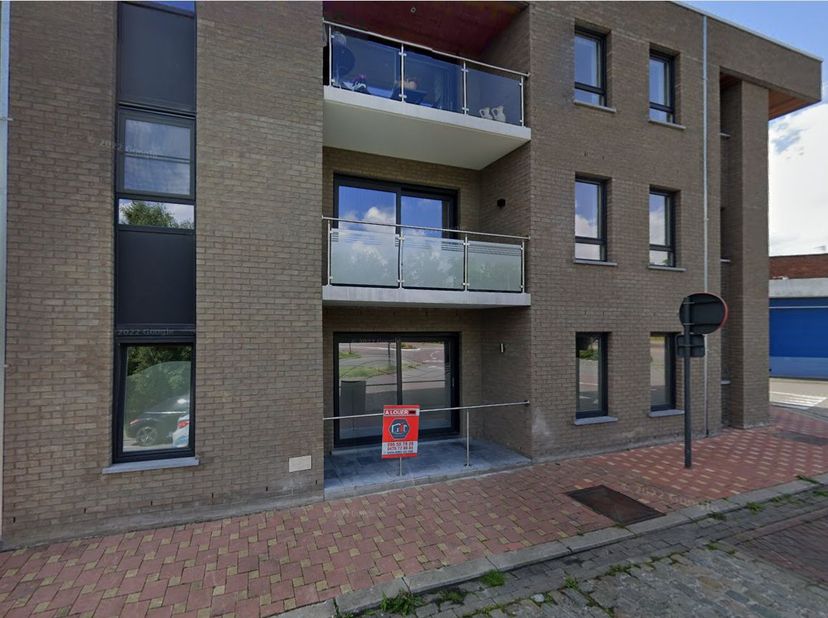 Ce superbe appartement de 93 m² situé en rez-de-chaussée a tout pour plaire. Il se compose d’un hall d’entrée accueillant, d’un beau living lumineux,