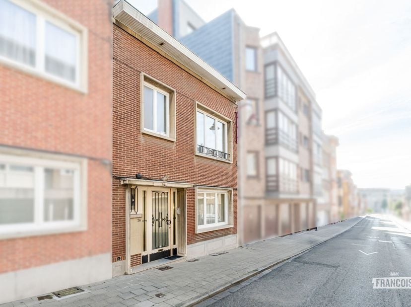 Vous recherchez une maison familiale spacieuse, baignée de lumière, dotée d'espaces de vie confortables et bénéficiant d'un emplacement exceptionnel ?