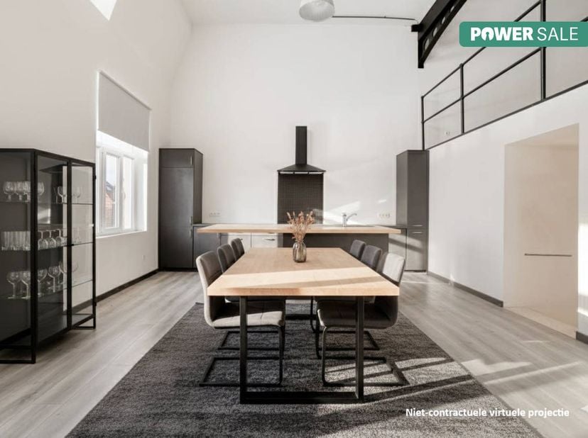 Cette propriété combine d'excellentes opportunités commerciales avec une vie confortable, en plein centre.<br />
<br />
Disposition :<br />
<br />
Rez