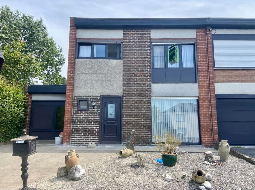 In een rustige en kindvriendelijke verkaveling bevindt zich deze halfopen woning met een praktische indeling en heel wat potentieel. De woning dient g