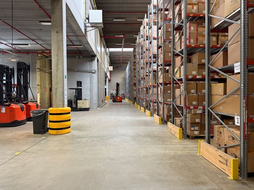 Uitstekend gelegen logistiek bedrijfsgebouw van 5.646 m² met 733 m² mezzanine beschikt over een vrije hoogte van maar liefst 10,10 meter en 6 laadkade