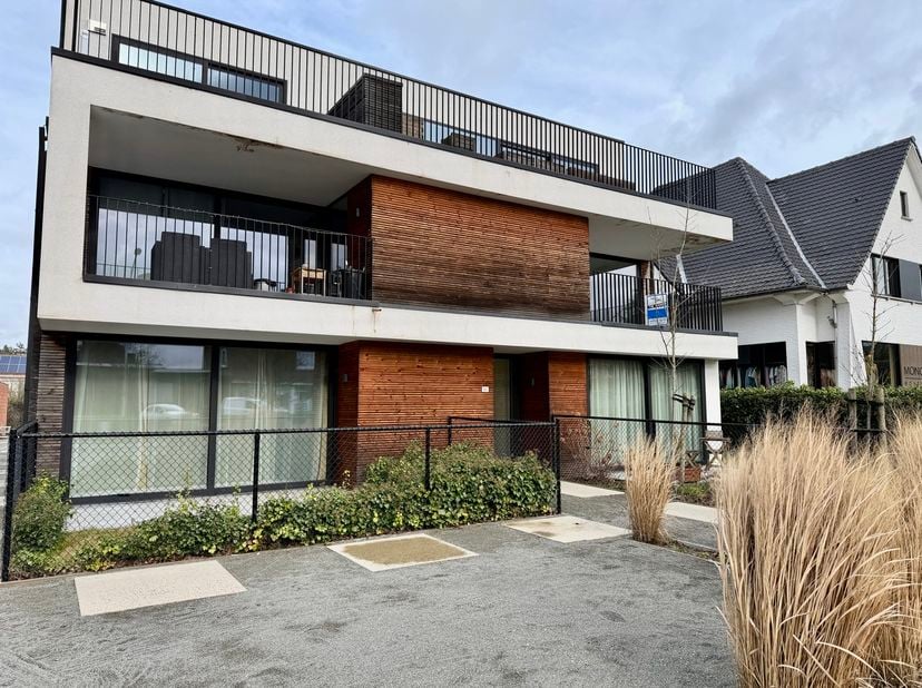IN OPTIE<br />
Prachtig energiezuinig (label A) appartement gelegen op de eerste verdieping van een recent (2020) nieuwbouwproject, op wandelafstand v