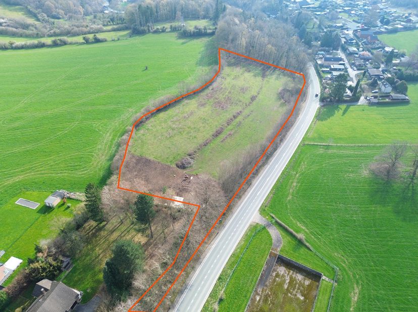 FAIRE offre àpd 60.000€<br />
- Superficie de 12.435m²<br />
- Terrain située principalement en zone forestière, le long de la rue de Marche à Aywaill
