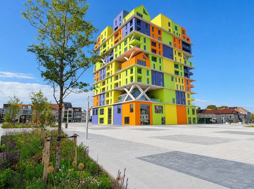In het iconisch nieuwbouwproject "Hoost" verkopen wij dit splinternieuw appartement, voorzien van 2 kamers en een groot inpandig terras.<br />
Vanop d