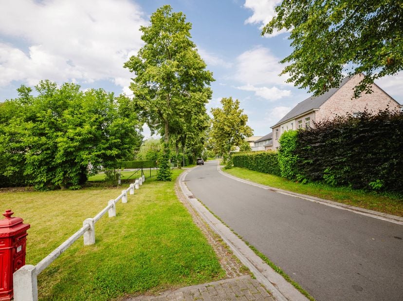 Een unieke woning met potentieel voor wie exclusief wil wonen in een groene en rustige omgeving nabij Gent!<br />
LIGGING<br />
Gelegen in een doodlop