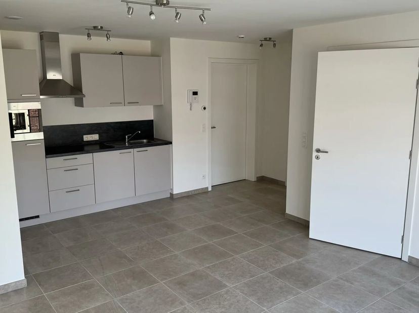 Deze flat is gelegen in residentie Gaudium in de Guido Gezellestraat te Mol, op wandelafstand van het centrum waardoor de nodige faciliteiten (winkels