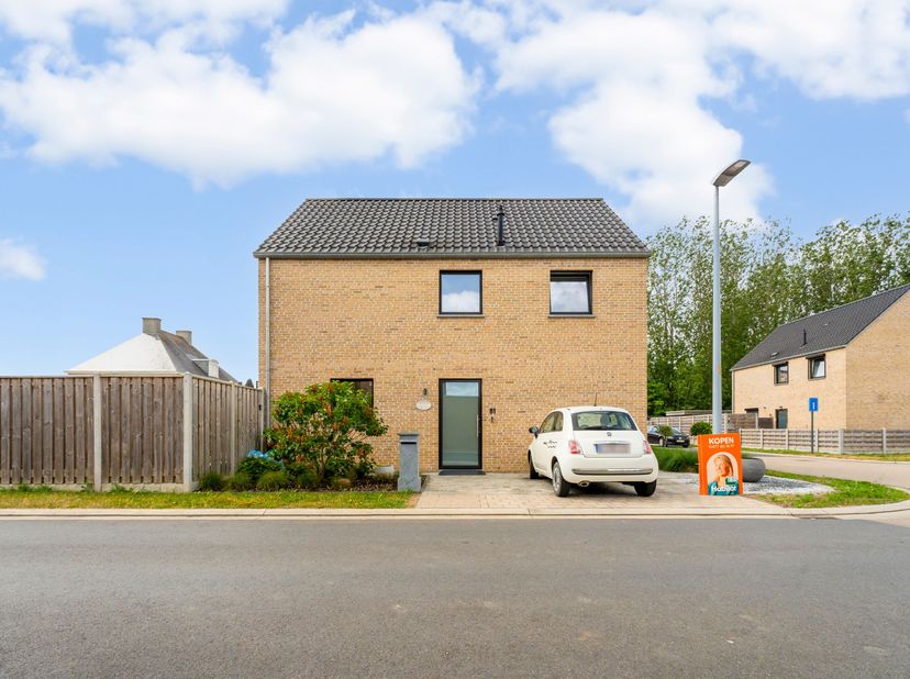 Moderne halfopen bebouwing (bouwjaar 2020) met ruime tuin en EPC A<br />
Deze recente en energiezuinige halfopen bebouwing uit 2020 biedt alle comfort