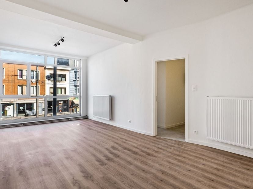 Gerenoveerd appartement met alle comfort in hartje Merksem<br />
<br />
Op zoek naar een instapklaar appartement waar kwaliteit en ligging hand in h