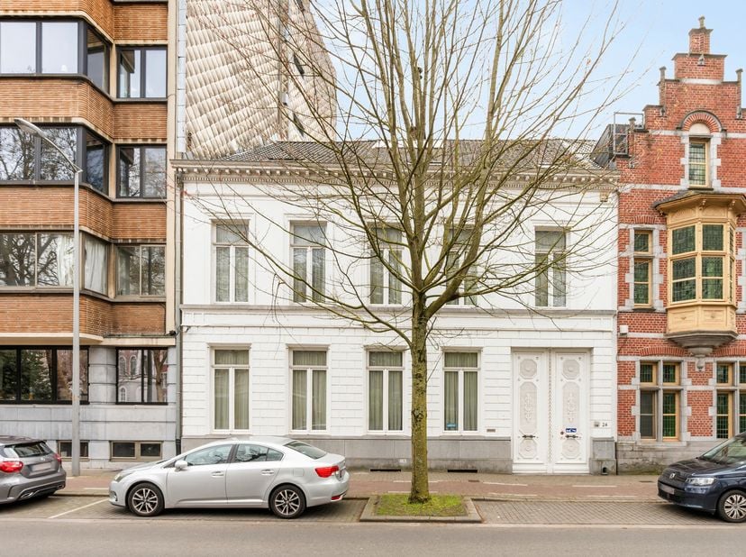 In het bruisende hart van Kortrijk bevindt zich deze uitzonderlijke herenwoning, een zeldzame combinatie van grandeur, ruimte en hedendaags comfort. A