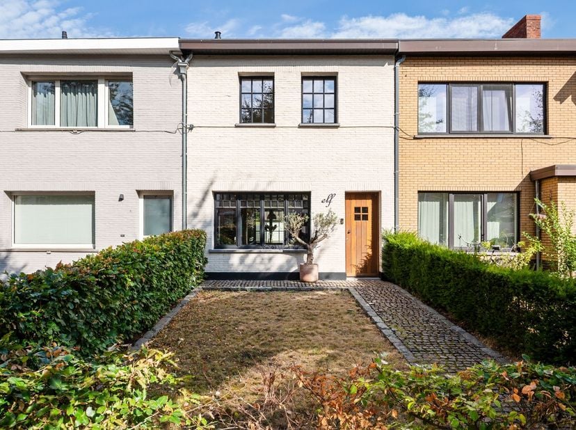 Instapklare, energiezuinige 3slpk woning<br />
<br />
De woning onderging een grondige renovatie rond 2017, waarbij ze werd aangepast aan de huidige