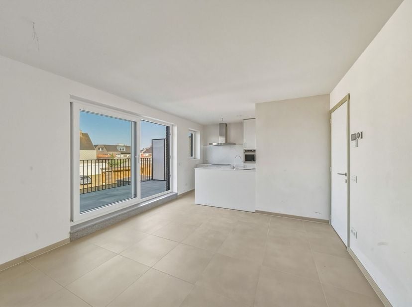 Ontdek dit stijlvolle nieuwbouwappartement in het hart van Westkerke. Dit appartement, opgeleverd in 2026, beschikt over een leefruimte met open keuke