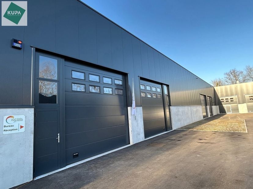 Nieuwbouw magazijn te koop van 135m² in bedrijvenpark "Denderparc" te Ath.<br />
Deze KMO-units zijn strategisch gelegen langs de Chaussée de Mons in