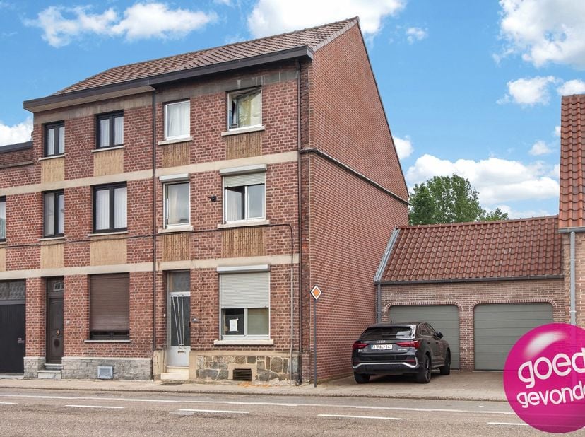 TE RENOVEREN GEZINSWONING met 3 SLAAPKAMERS en voorzien van ZONNIGE TUIN met VERANDA en TERRAS.<br />
Deze gesloten bebouwing op 238 m² grond biedt ca