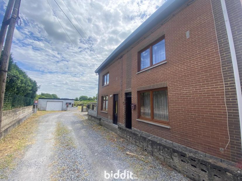 DEUX MAISONS A RENOVER A VENDRE EN UN SEUL BLOC<br />
<br />
DESCRIPTIF du numéro 149 :<br />
Terrain d’une superficie de 1 are 52 centiares et d’un r