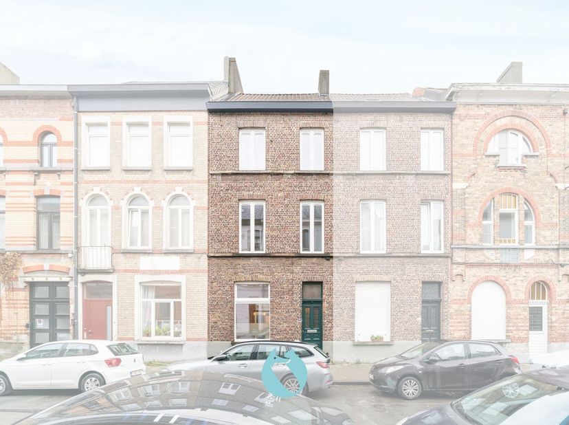 Deze woning combineert authenticiteit en hedendaags comfort, kopers vinden hierin een ideale thuis op een locatie die alles binnen handbereik biedt.<b