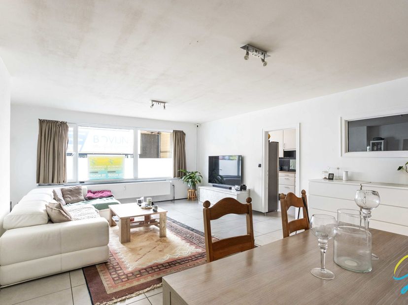 Ontdek dit vernieuwde appartement met een gunstige ligging in Oudenaarde.<br />
Bij het betreden van het appartement komt u terecht in de inkomhal met