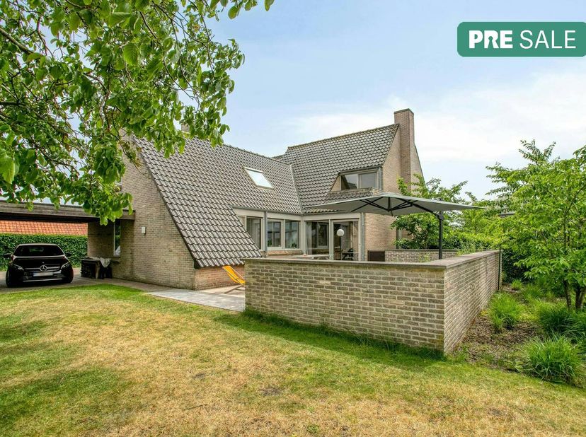 Cette spacieuse maison unifamiliale offre, entre autres, 315 m² de surface habitable, pratiquement aménagée avec la possibilité de 5 chambres complète
